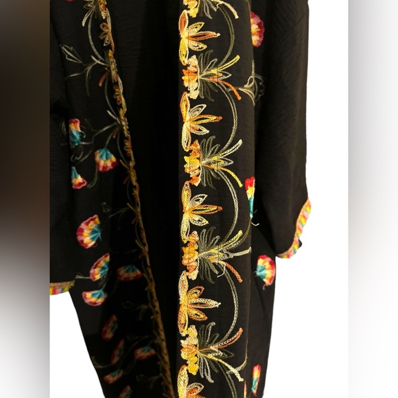 Embroidered black linen kimono - Picture 7 of 11